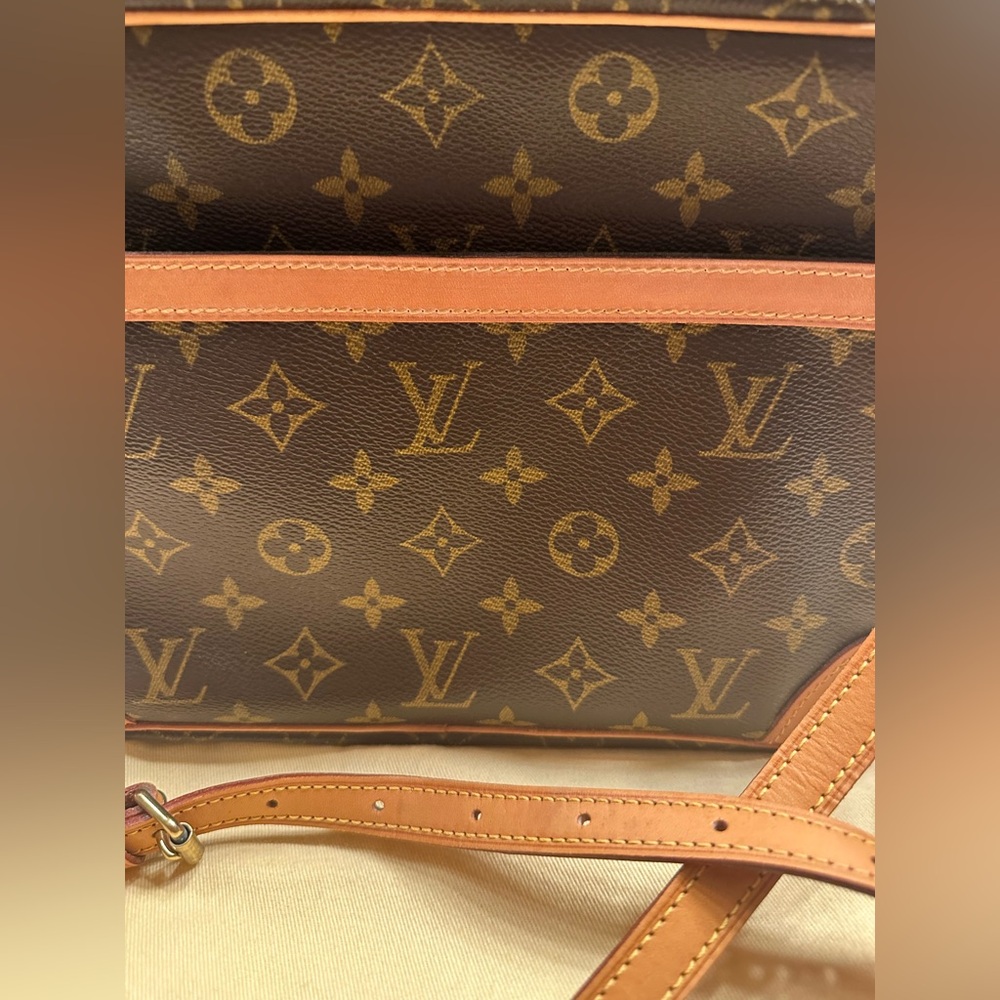 Louis Vuitton Monogram Trocadero
GM (30) Crossbody - Picture 5 of 12